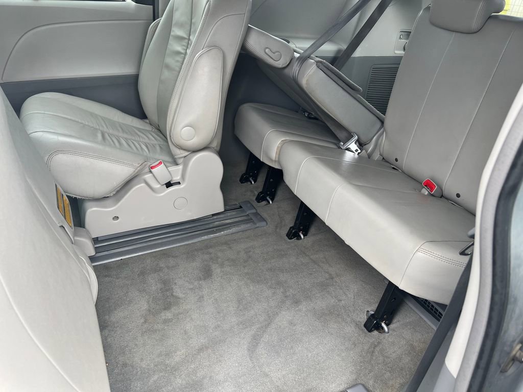 Used 2014 Toyota Sienna XLE FWD image 18