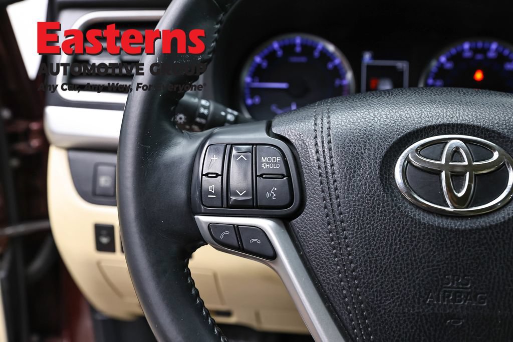 Used 2018 Toyota Highlander Plus AWD/4WD image 14