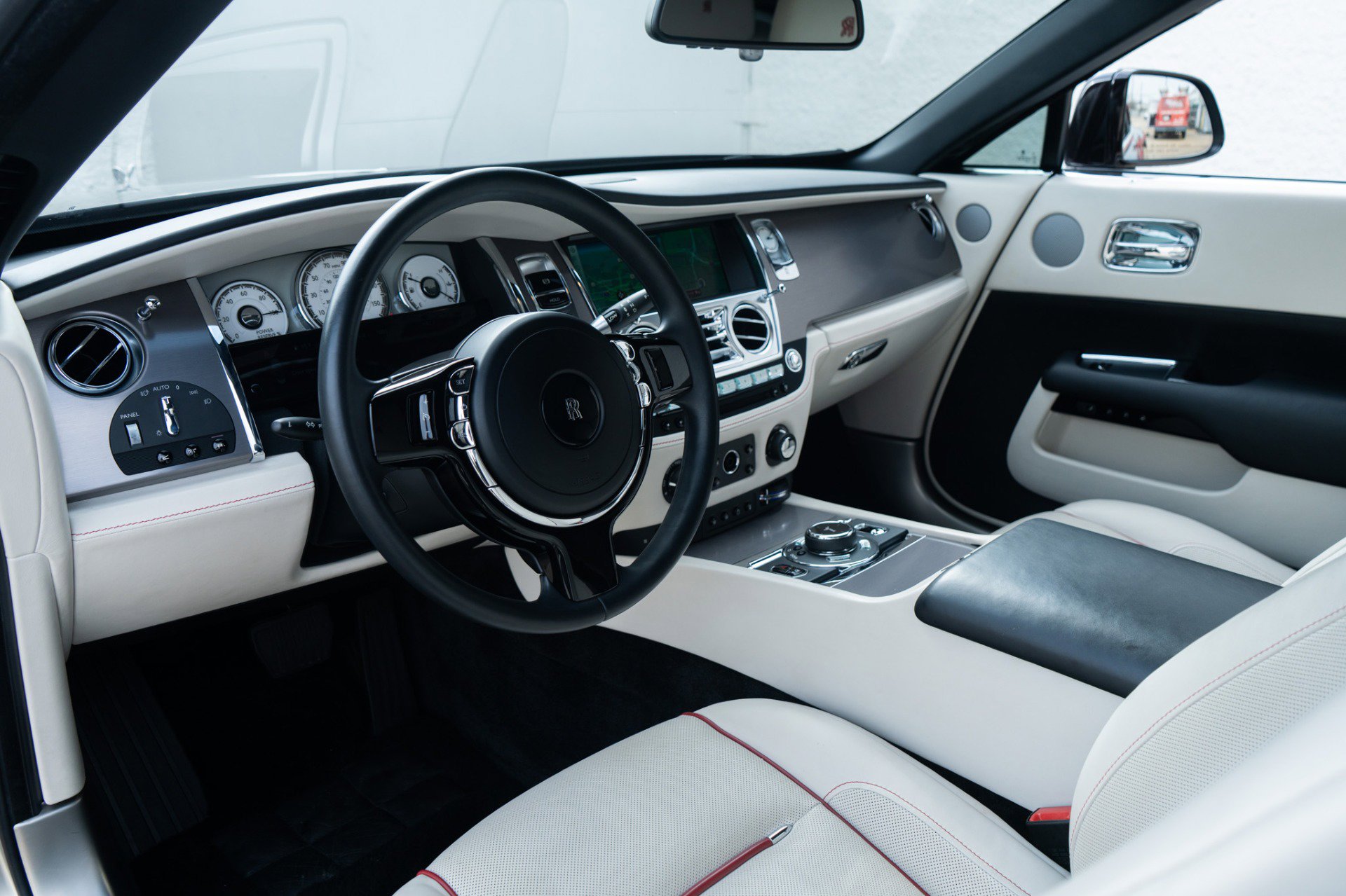 Used 2017 Rolls-Royce Dawn image 6