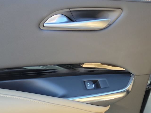 Certified 2024 Cadillac XT4 Luxury w/ Cold Weather Package FWD image 16