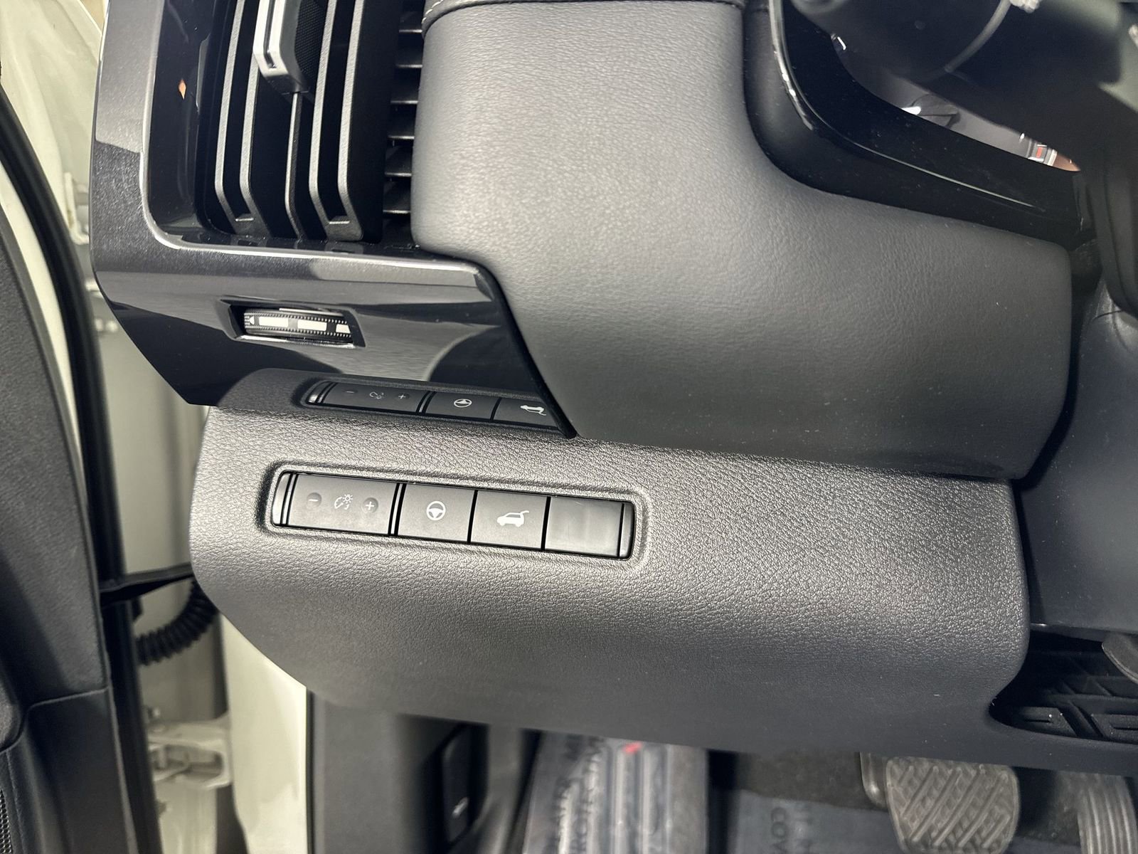 Certified 2025 Nissan Pathfinder SV image 16