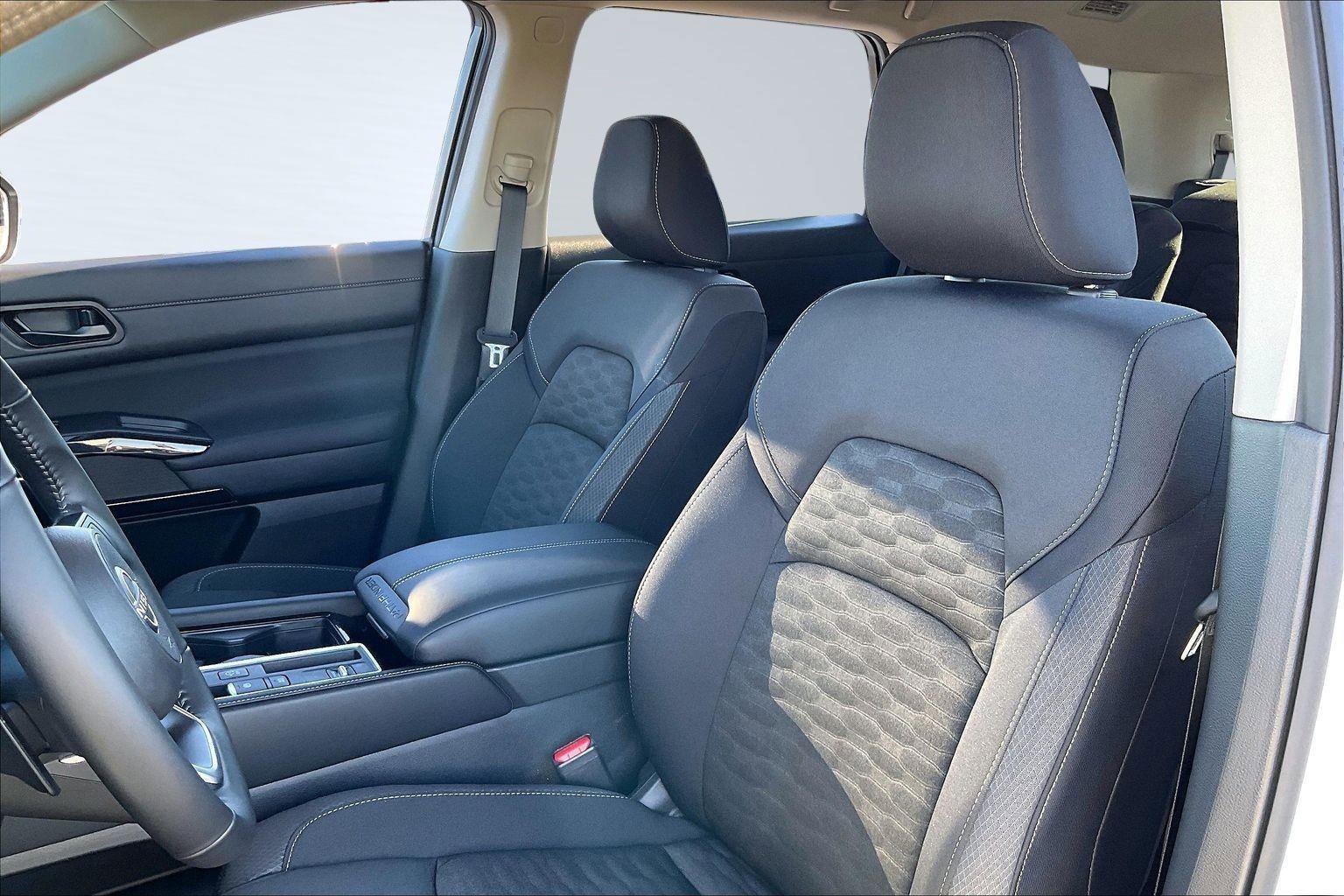 Used 2025 Nissan Pathfinder SV w/ SV Premium Package image 25