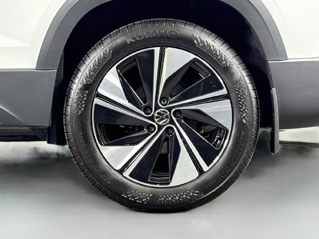 Certified 2025 Volkswagen Taos SE AWD/4WD image 35
