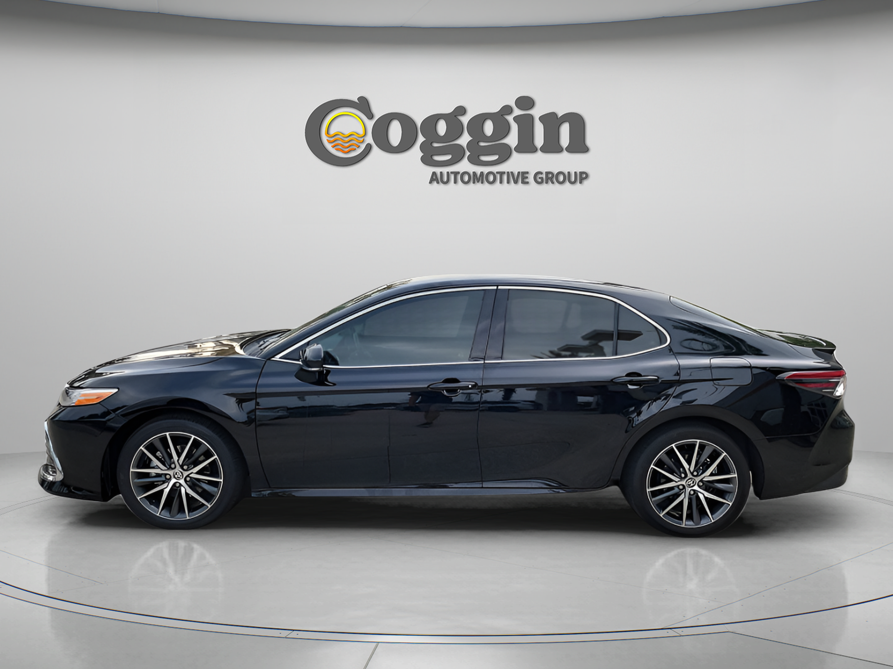 Used 2024 Toyota Camry XLE FWD image 3
