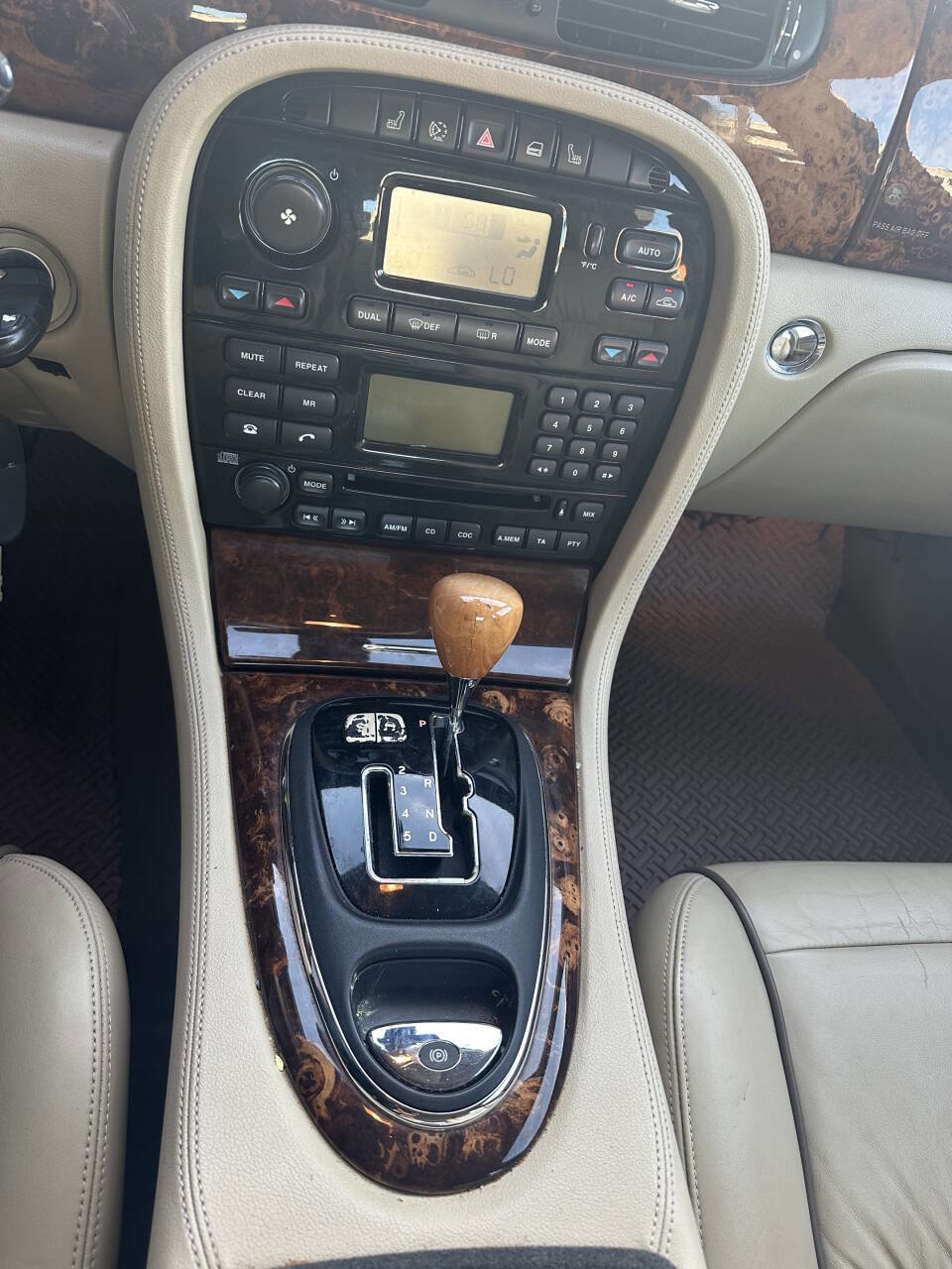 Used 2007 Jaguar XJ8 image 23