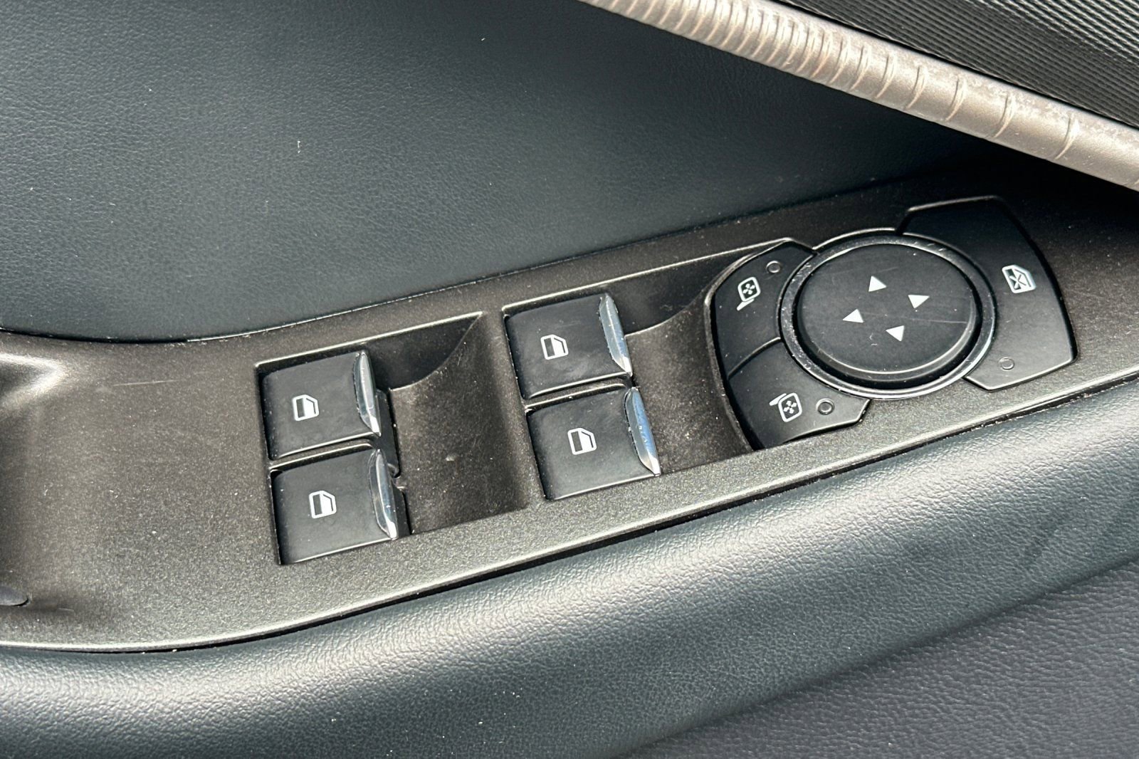 Used 2025 Ford Explorer ST-Line w/ ST-Line Street Pack image 12