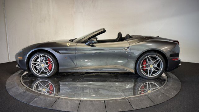 Used 2017 Ferrari California T image 38