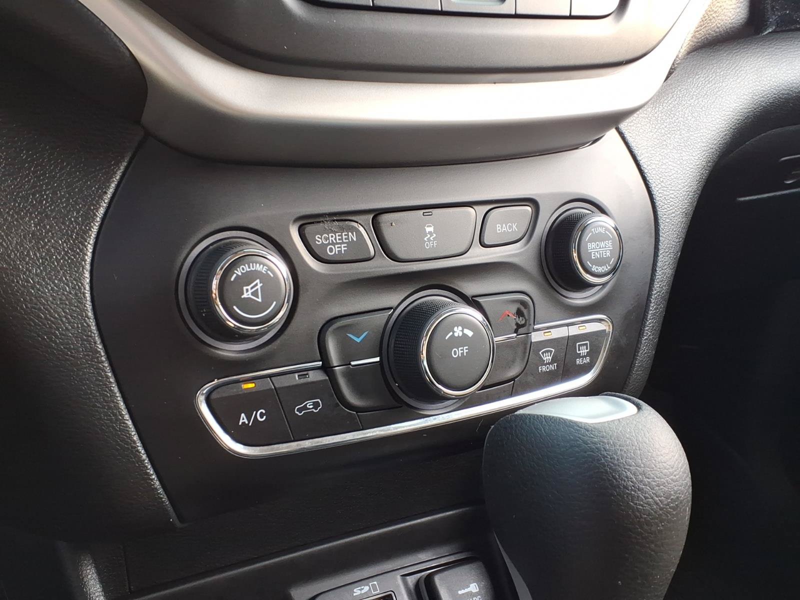 Used 2015 Jeep Cherokee Latitude AWD/4WD image 20