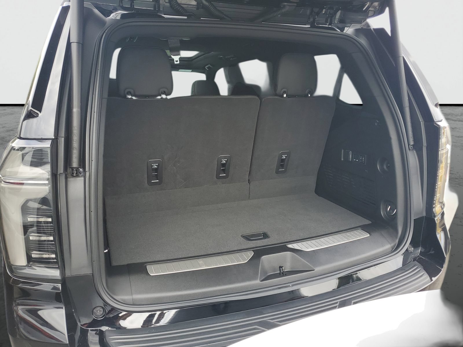 Used 2025 Chevrolet Tahoe High Country AWD/4WD image 7