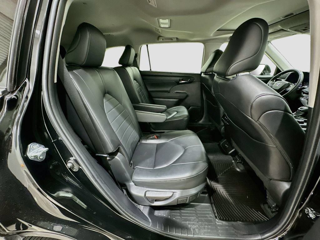 Used 2024 Toyota Highlander XLE FWD image 27