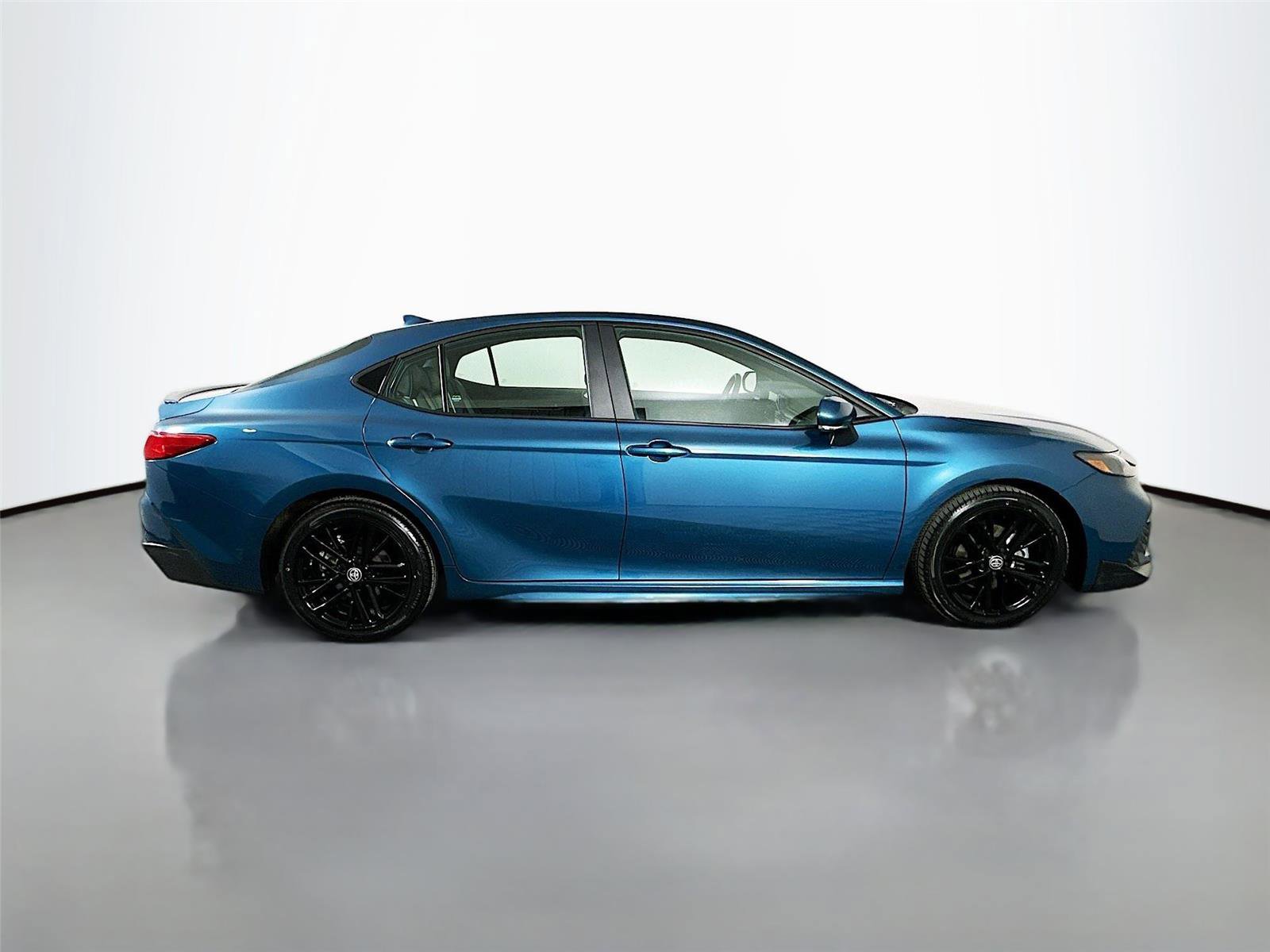 Used 2025 Toyota Camry SE image 8