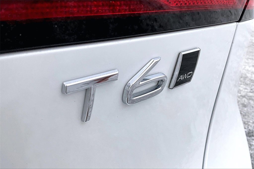 Used 2021 Volvo V90 T6 Cross Country image 23