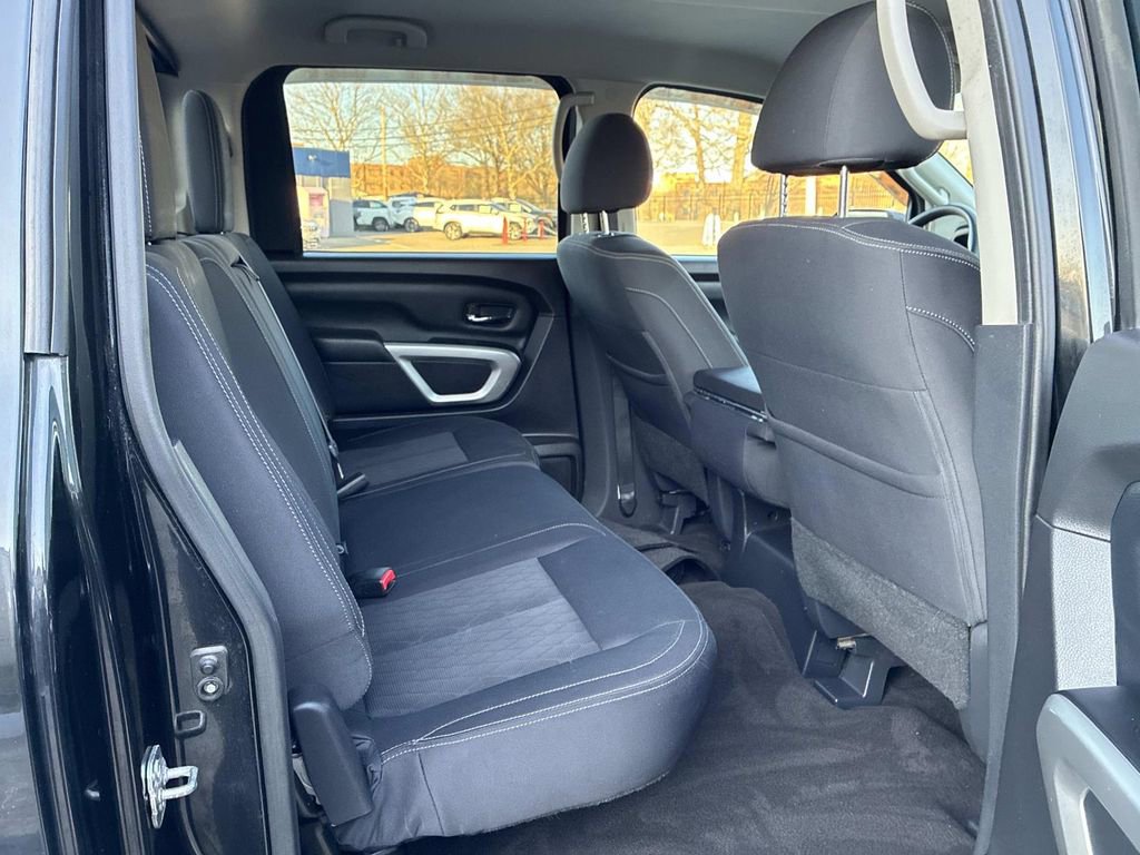Used 2019 Nissan Titan SV image 11