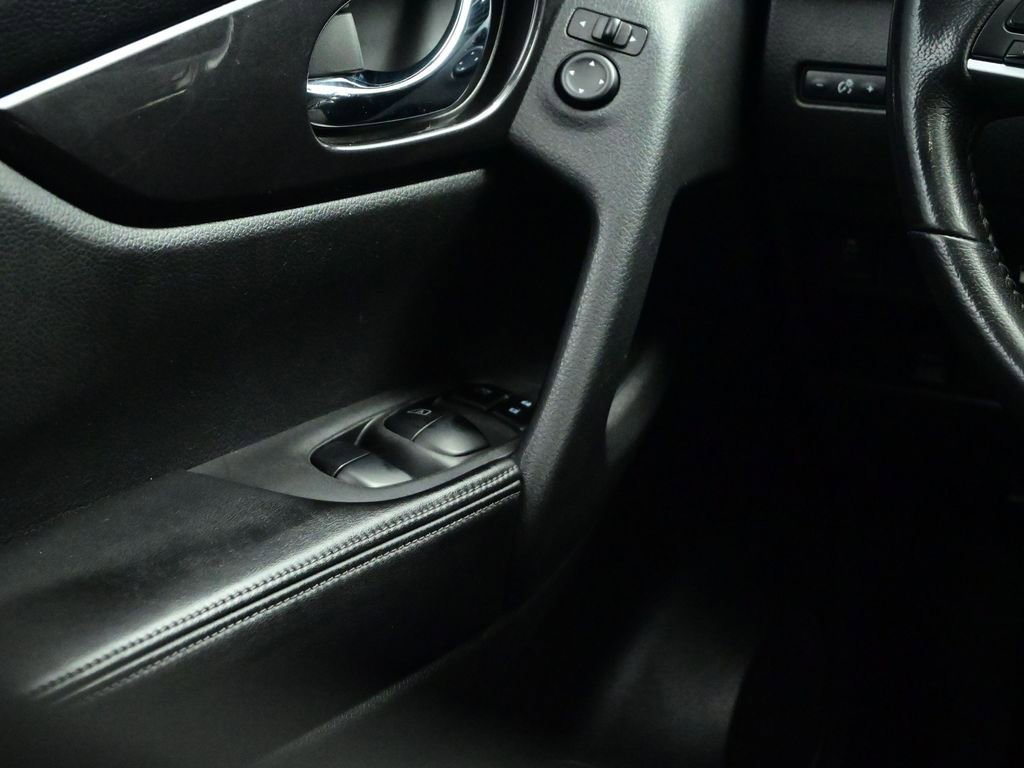 Used 2018 Nissan Rogue SV image 40