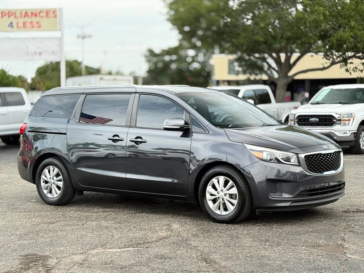Used 2017 Kia Sedona LX w/ LX Essentials Premium Package FWD image 11