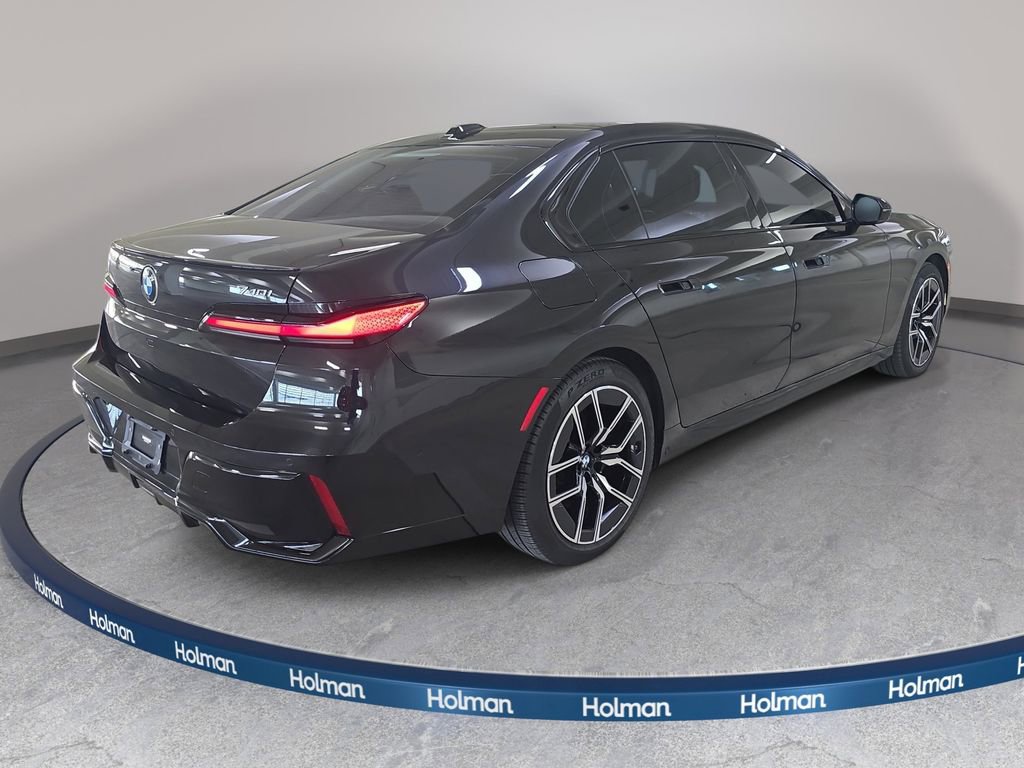 Used 2023 BMW 740i w/ Parking Assistance Package image 7