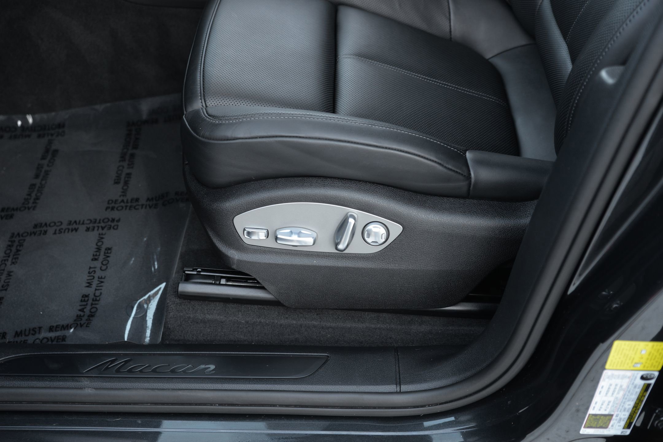 Certified 2025 Porsche Macan image 28