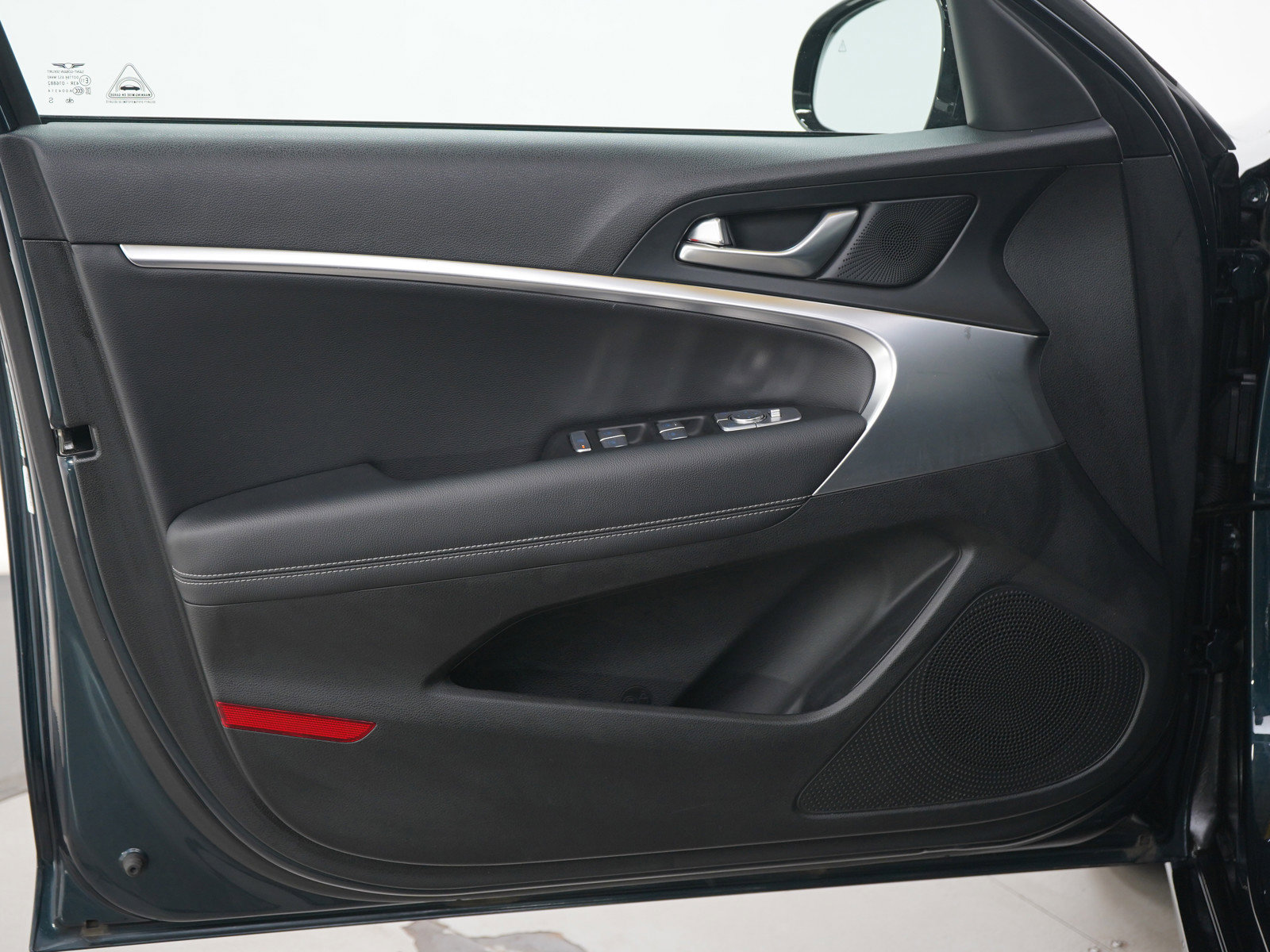 Used 2025 Genesis G70 2.5T image 18