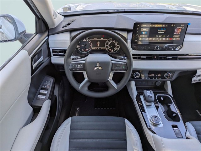 New 2025 Mitsubishi Outlander SE image 17