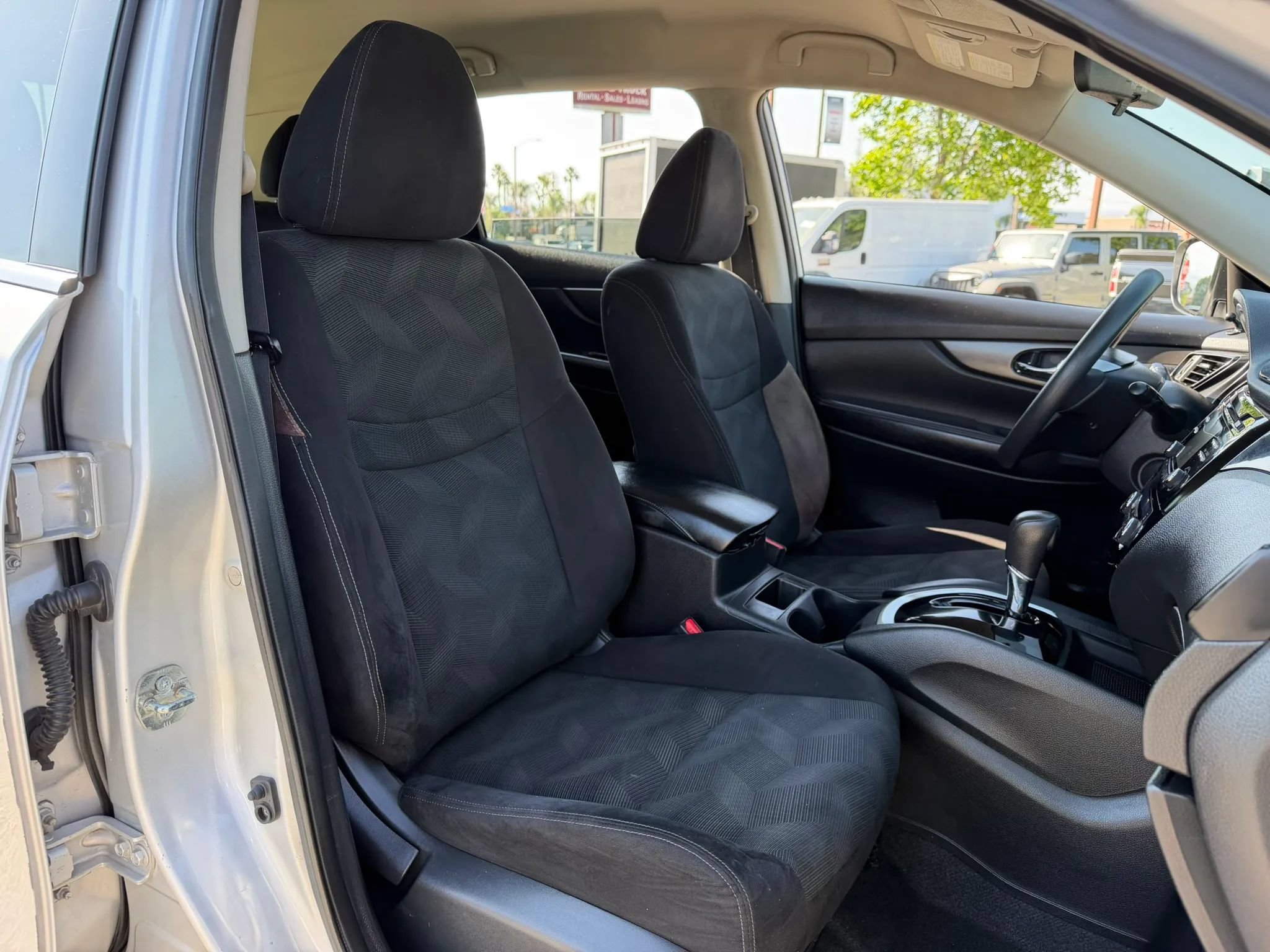 Used 2014 Nissan Rogue SV FWD image 21
