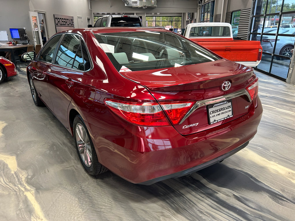 Used 2016 Toyota Camry SE w/ Moonroof Package FWD image 29