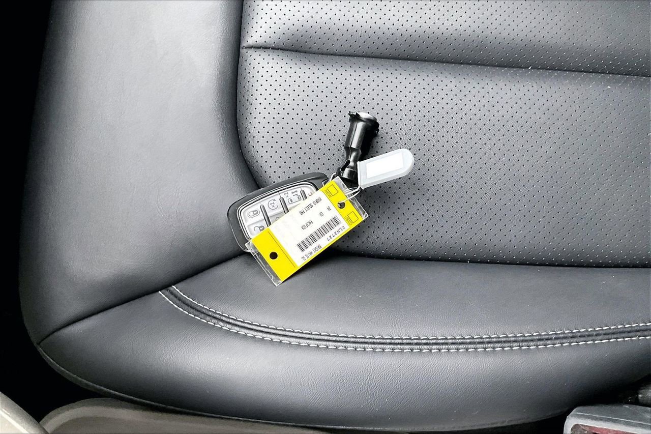 Certified 2024 Chrysler Pacifica Select image 33