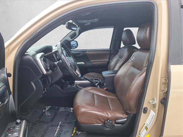 Used 2016 Toyota Tacoma Limited w/ Towing Package image 10