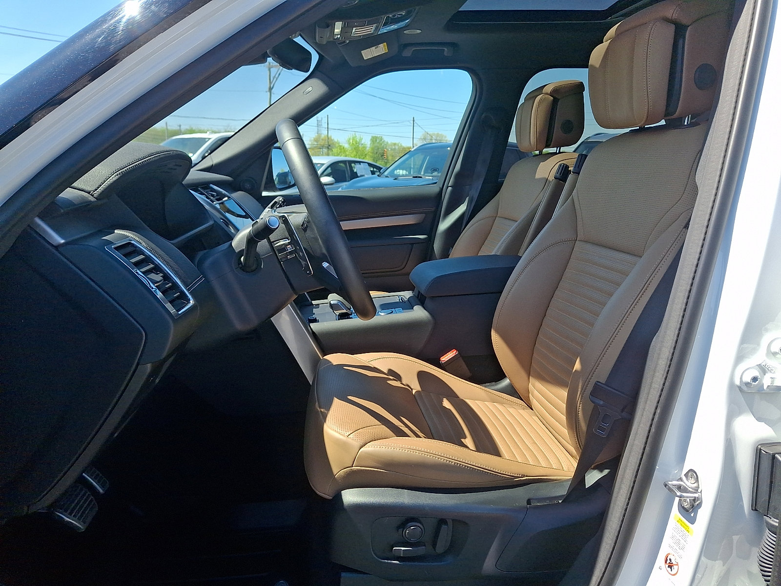 Used 2024 Land Rover Discovery Dynamic SE image 14