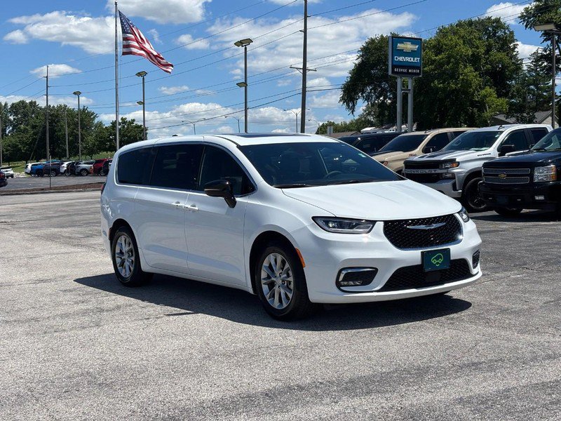 Used 2026 Chrysler Pacifica Limited FWD image 7