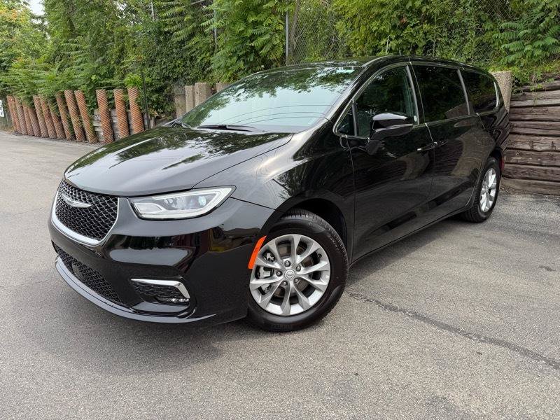 Used 2026 Chrysler Pacifica Limited FWD image 5