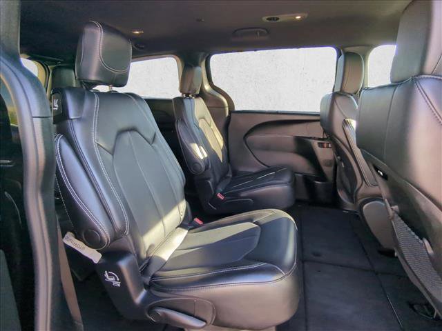 Used 2025 Chrysler Pacifica Select image 19