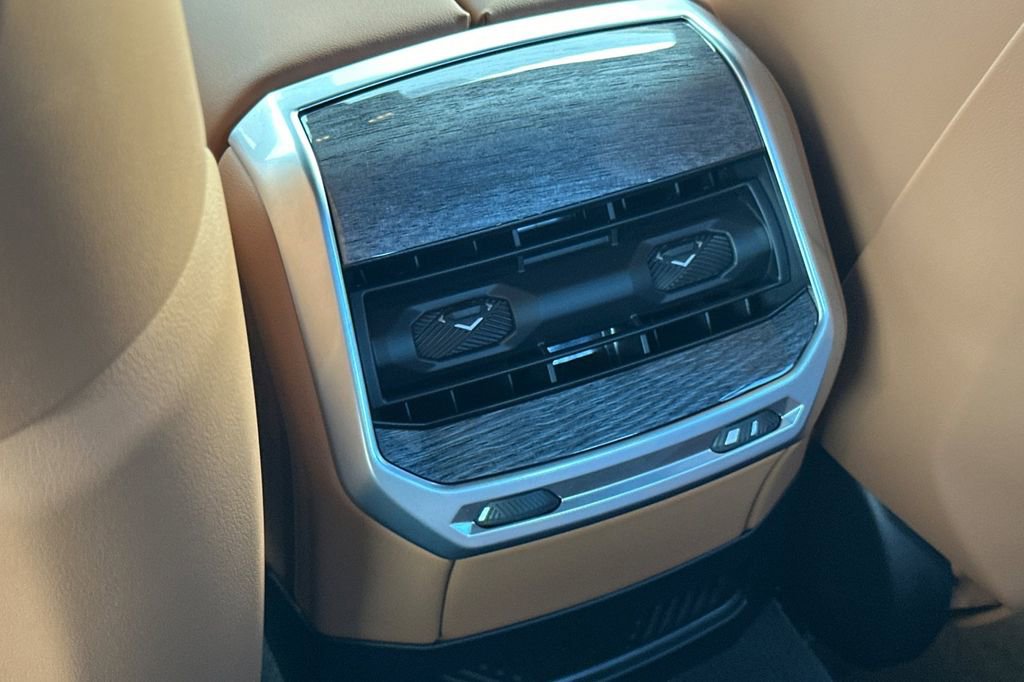 Used 2023 BMW 740i image 13