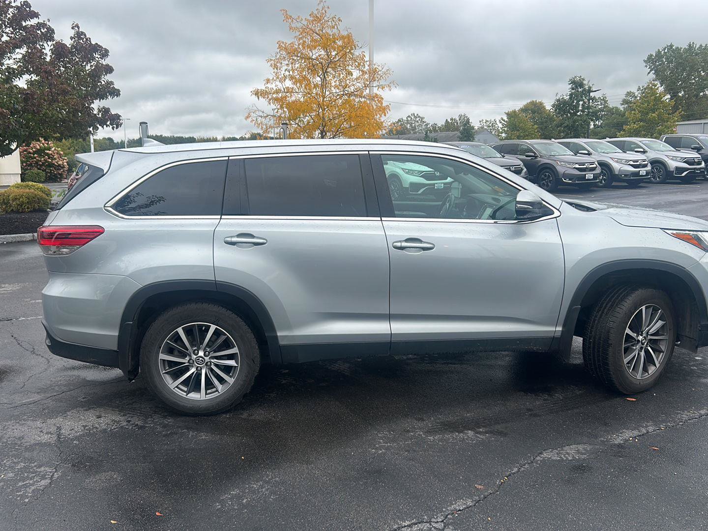 Used 2019 Toyota Highlander XLE AWD/4WD image 8