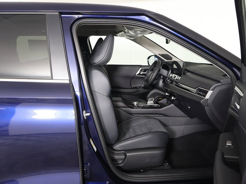 New 2025 Mitsubishi Outlander SE image 33