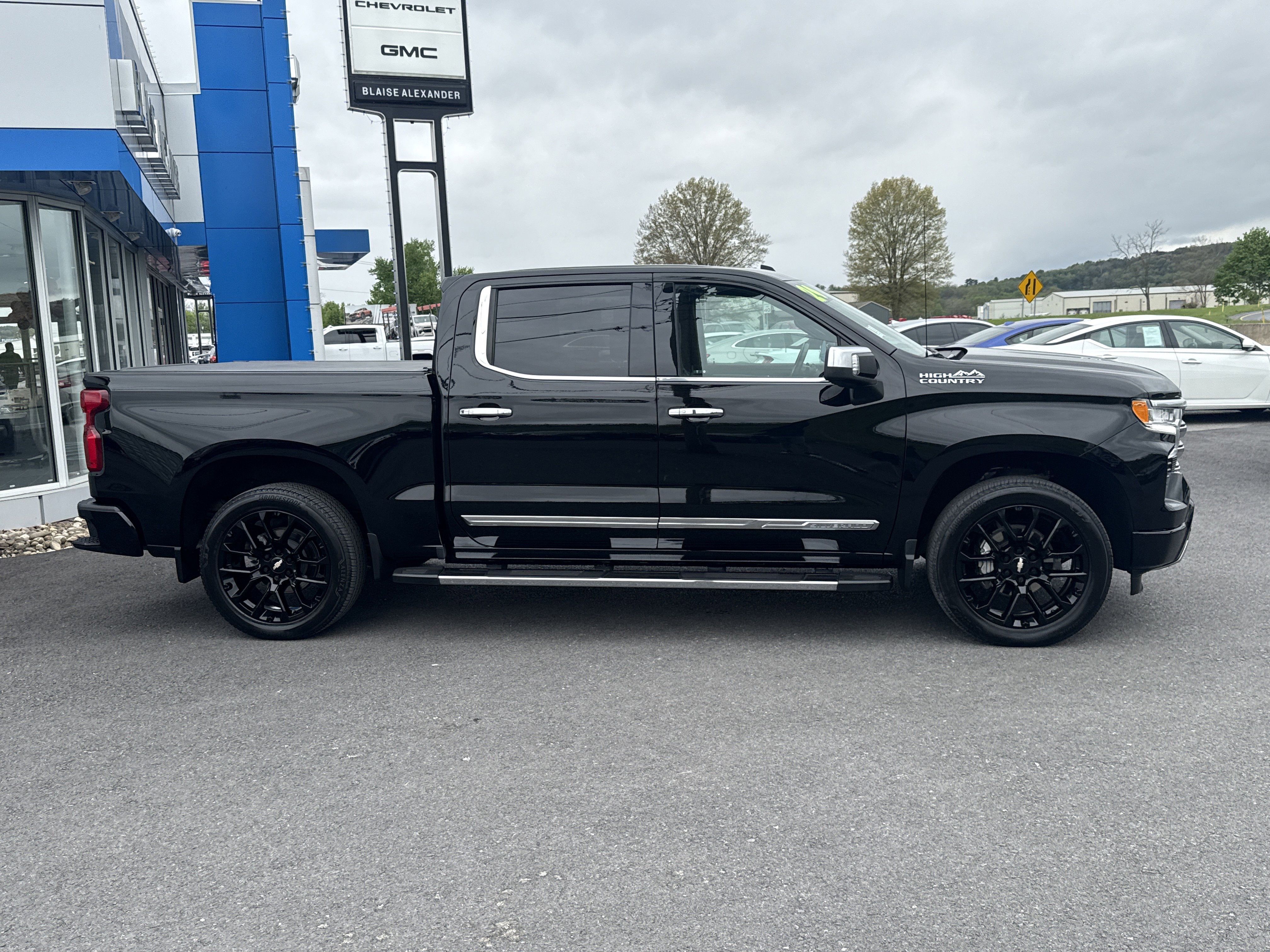 Used 2024 Chevrolet Silverado 1500 High Country w/ High Country Premium Package AWD/4WD video 2