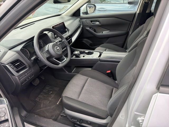 Used 2024 Nissan Rogue SV image 2