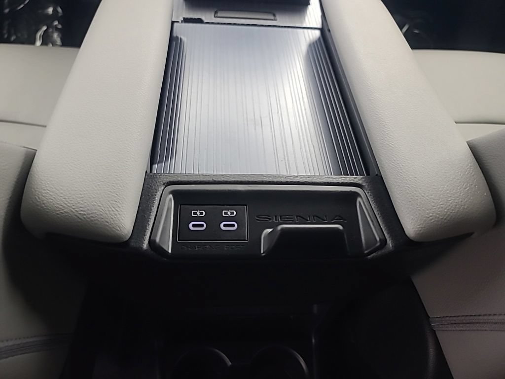 Used 2025 Toyota Sienna XLE FWD image 24