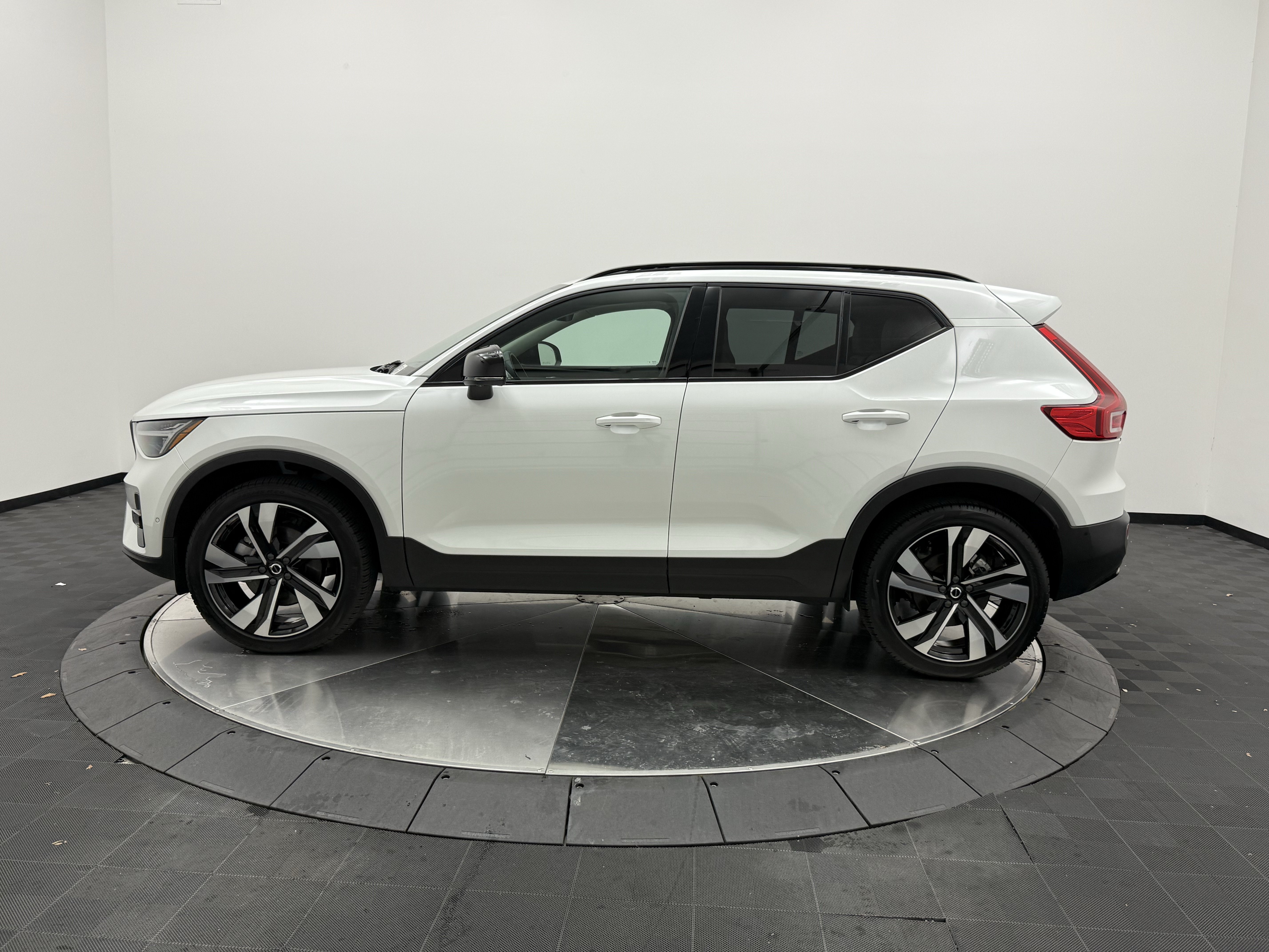 Certified 2025 Volvo XC40 B5 Ultra AWD/4WD image 4