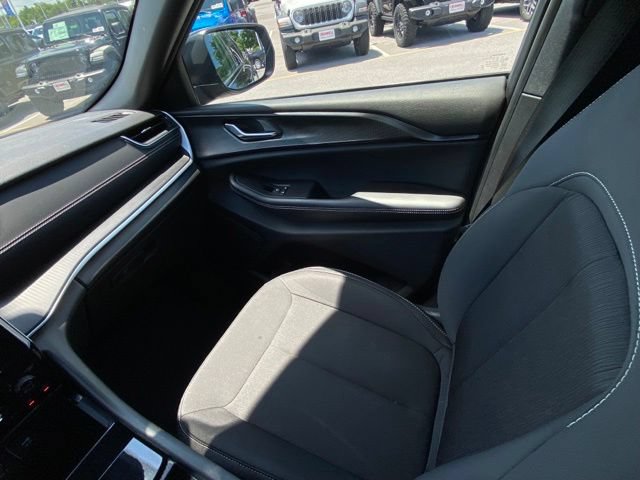 Used 2024 Jeep Grand Cherokee Laredo AWD/4WD image 26