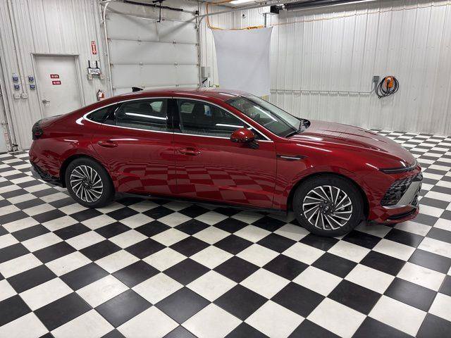 Used 2025 Hyundai Sonata SEL FWD image 2