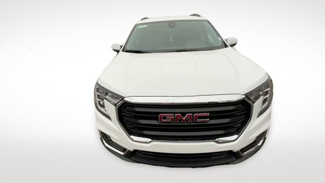 Used 2023 GMC Terrain SLE w/ Driver Convenience Package image 3