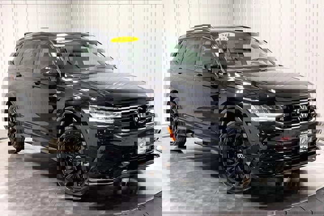 Used 2024 Volkswagen Tiguan SE R-Line w/ MDO Package, Three-Row image 3