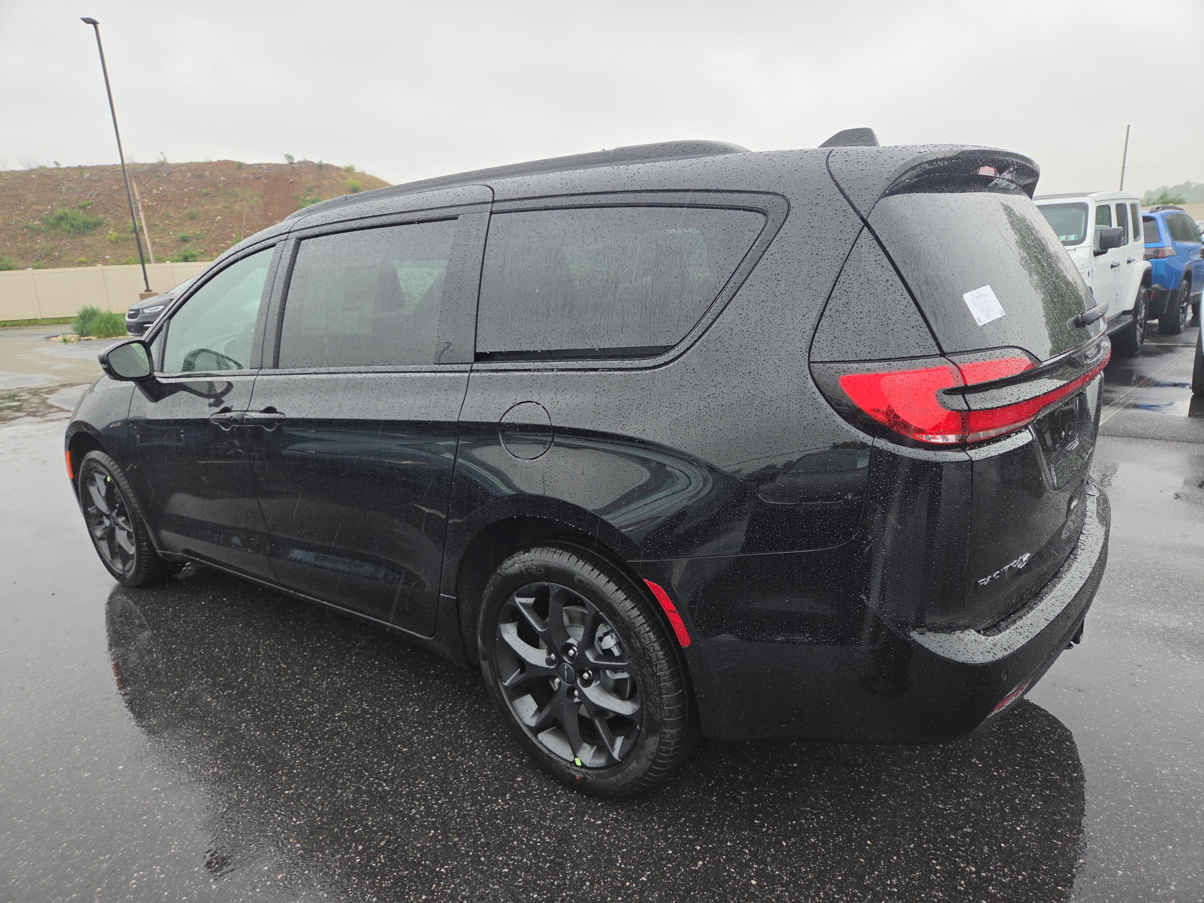 New 2027 Chrysler Pacifica Limited AWD/4WD image 12