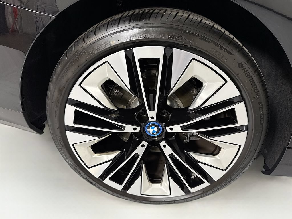 Used 2025 BMW i5 eDrive40i w/ Premium Package RWD image 33