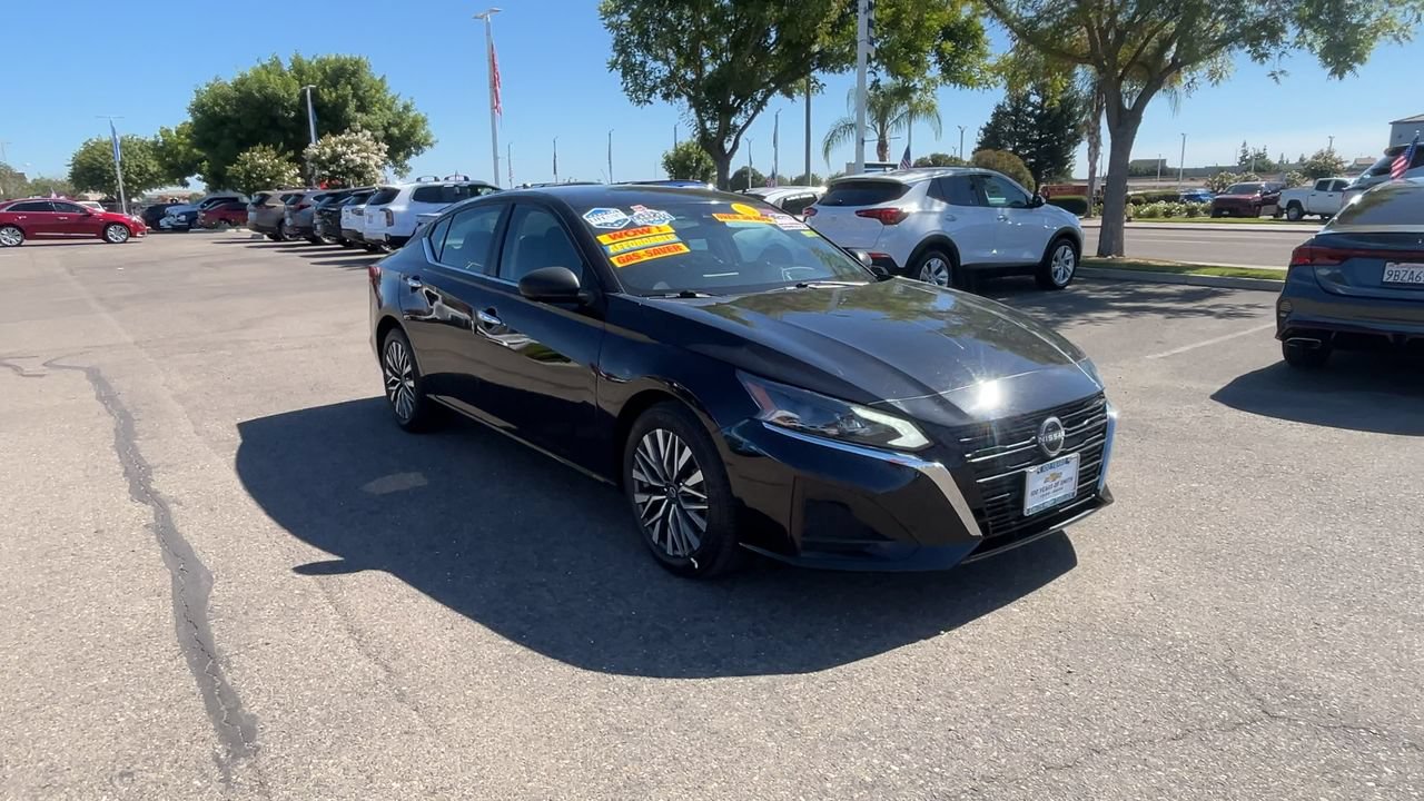 Used 2025 Nissan Altima 2.5 SV FWD image 1