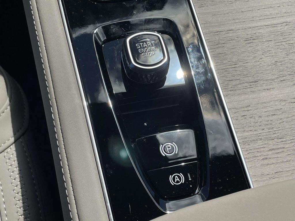 New 2026 Volvo XC90 B5 Plus w/ Protection Package Premier AWD/4WD image 21