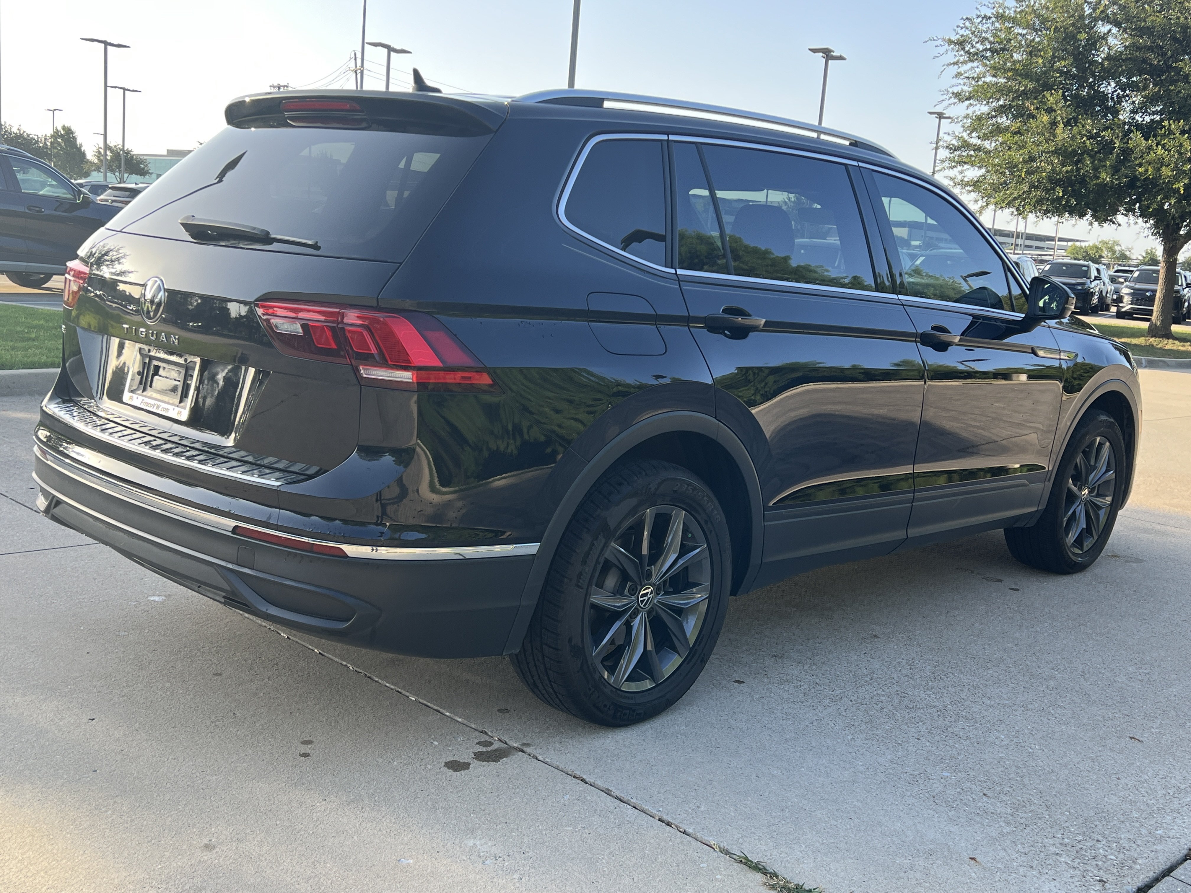 Certified 2023 Volkswagen Tiguan SE w/ Panoramic Sunroof Package FWD image 9