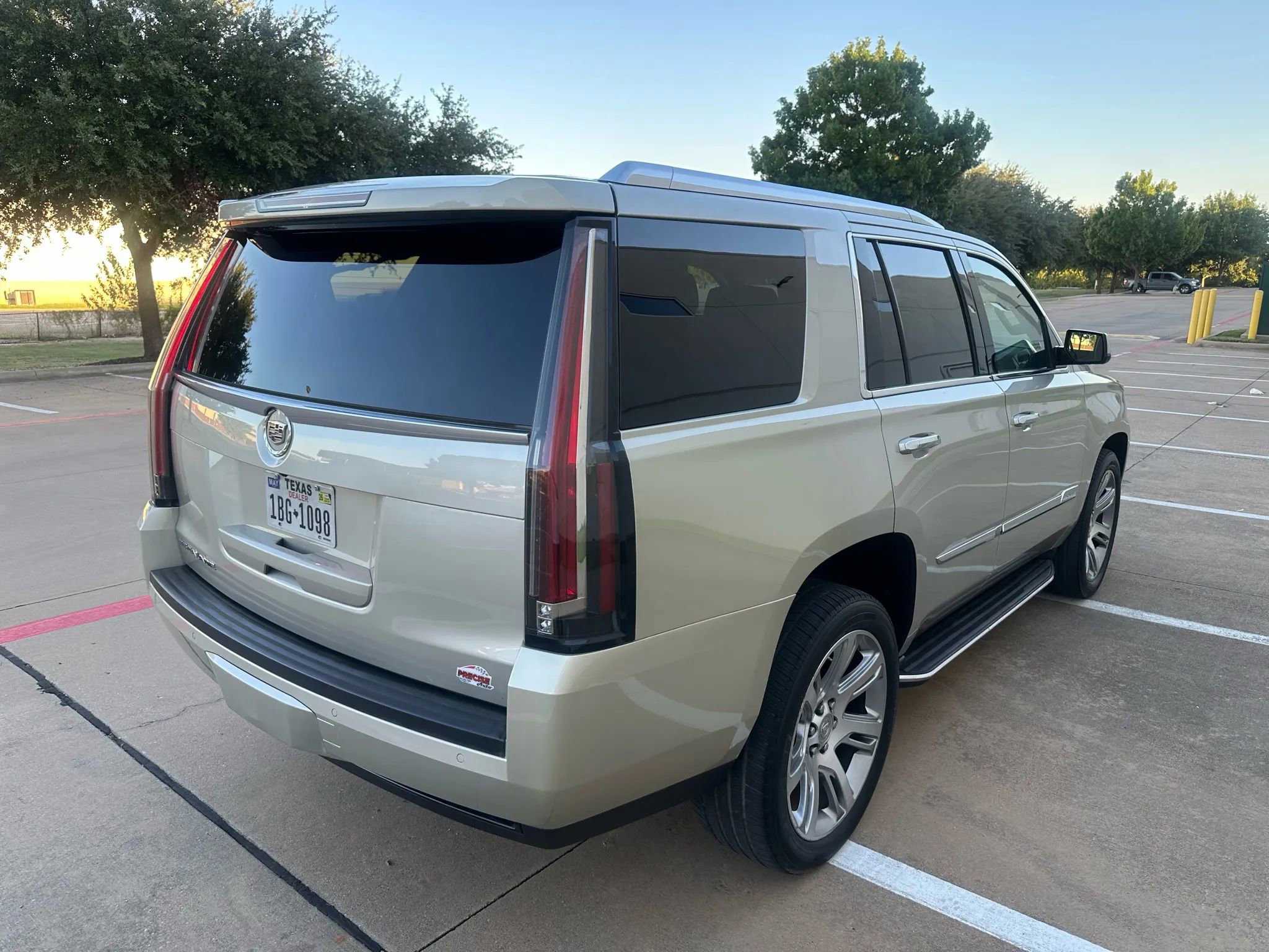 Used 2015 Cadillac Escalade Luxury image 10