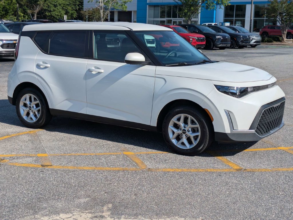 Used 2024 Kia Soul LX w/ Option Group 015 FWD image 2