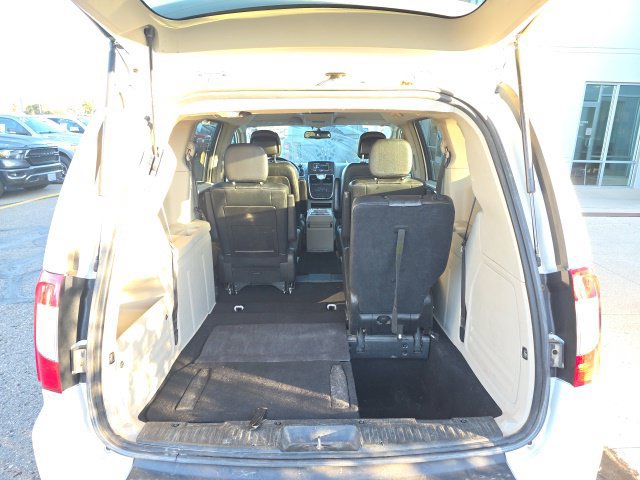 Used 2015 Chrysler Town & Country Touring FWD image 8